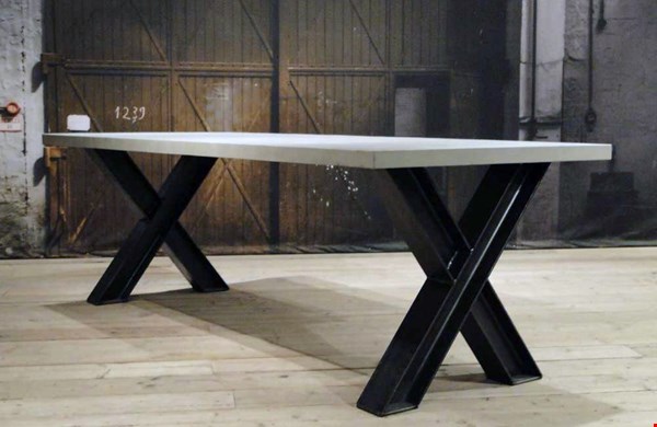 Loodzwaar maar prachtig: een tafel van beton